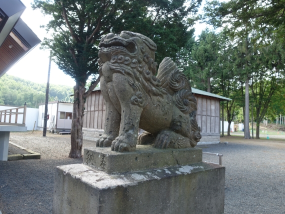 札幌軟石でつくられた狛犬