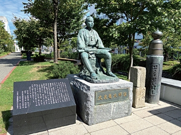 The statue of Kametaro Otomo (located in Sosei River Park).