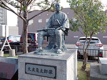 The statue of Kametaro Otomo (located in the front yard of the Sapporo Village History Memorial Hall).