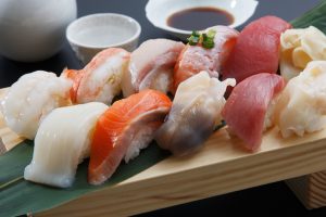 Bila berkunjung ke Sapporo yang merupakan tempat berkumpulnya hasil laut nan segar, jangan lewatkan sushi yang menawarkan cita rasa musiman Hokkaido