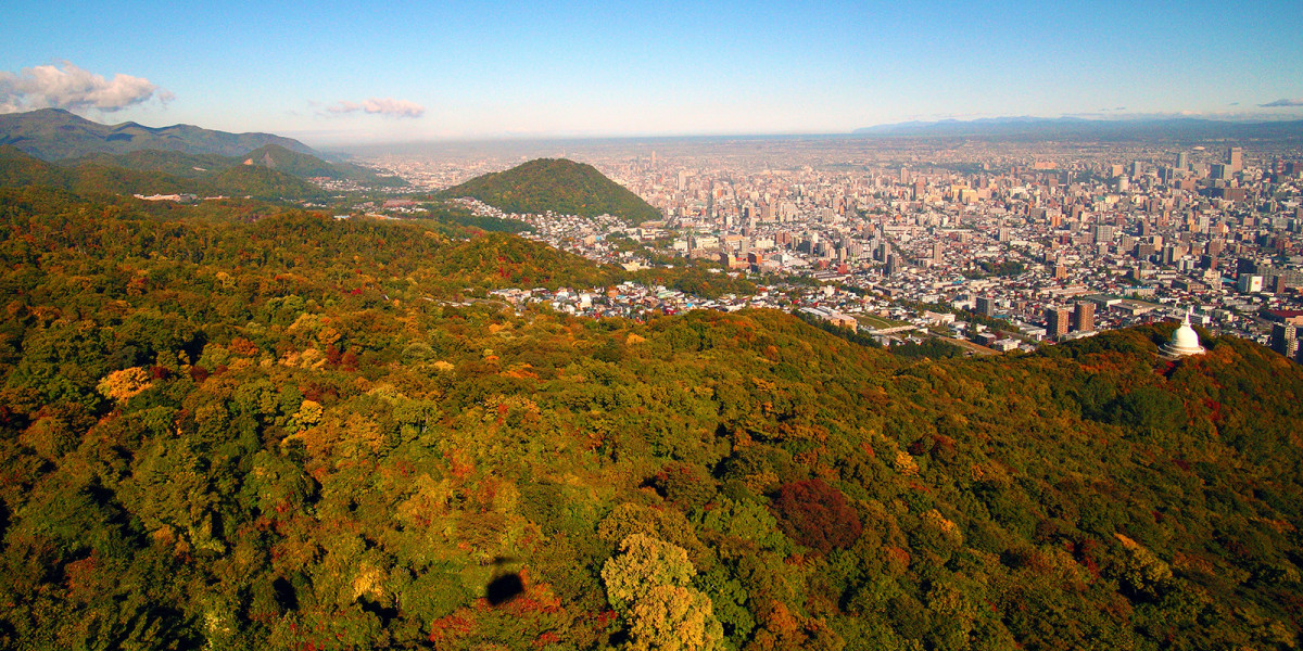 Menikmati hasil panen tanah luas Hokkaido dan cita rasa bahan makanan musiman, serta menikmati dedaunan musim gugur yang lebih dulu memerah dibandingkan di Pulau Honshu.|September – November