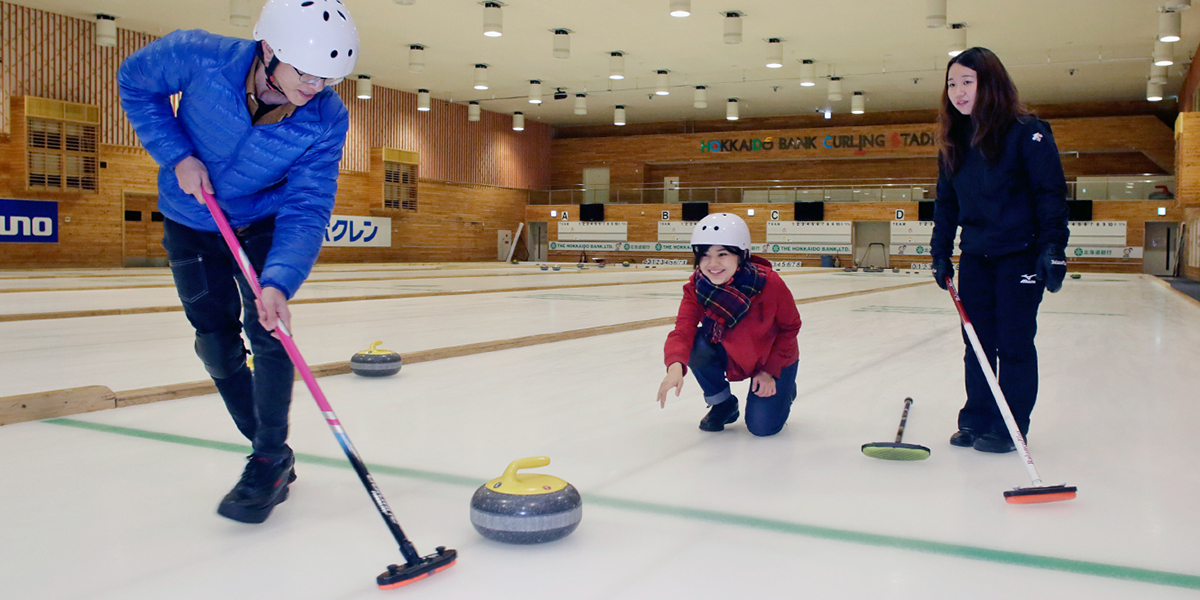Wisata olahraga di Sapporo! Mari bergembira dengan olahraga curling yang dapat dimainkan baik oleh orang tua maupun muda, pria maupun wanita.