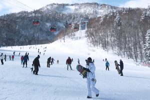 Wisatawan pun dapat menikmati resor ski di Sapporo tanpa menginap.