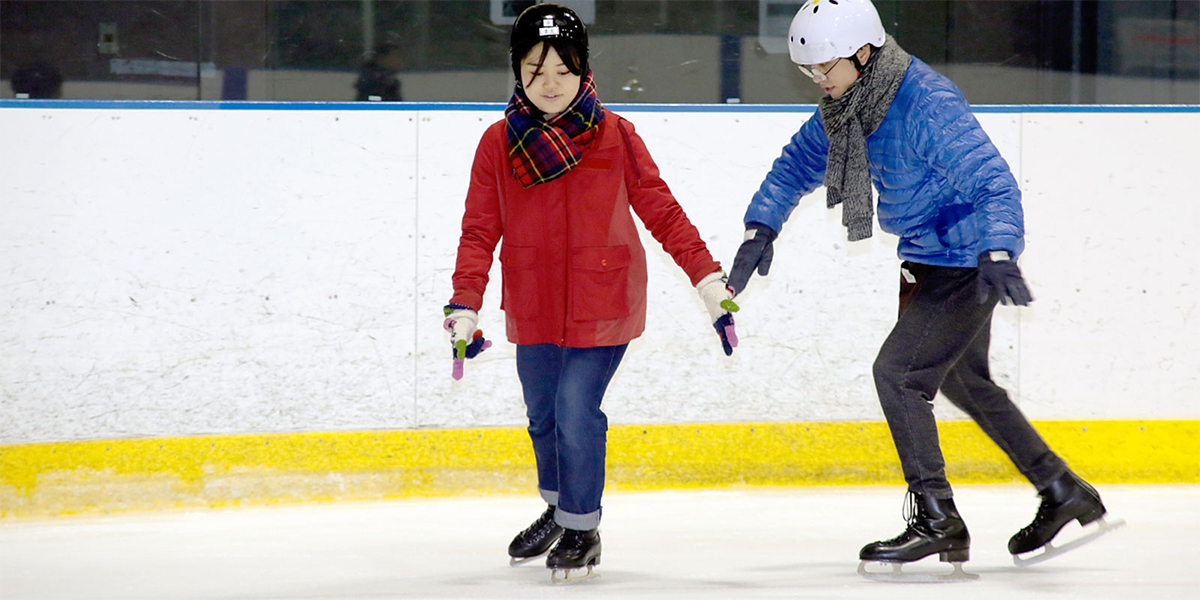 Sports trip to Sapporo! Ice skating date fun even for beginners.