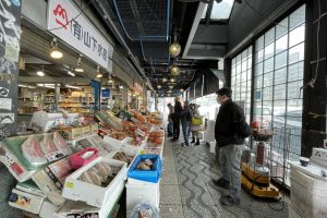 Nijo market and Tanukikoji street tour by local guide with having a seafood rice-bowl