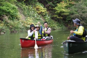 ガイドのサポート付きで安心。『都市と自然が調和する街・札幌』でカジュアルに楽しむ、カヌー体験