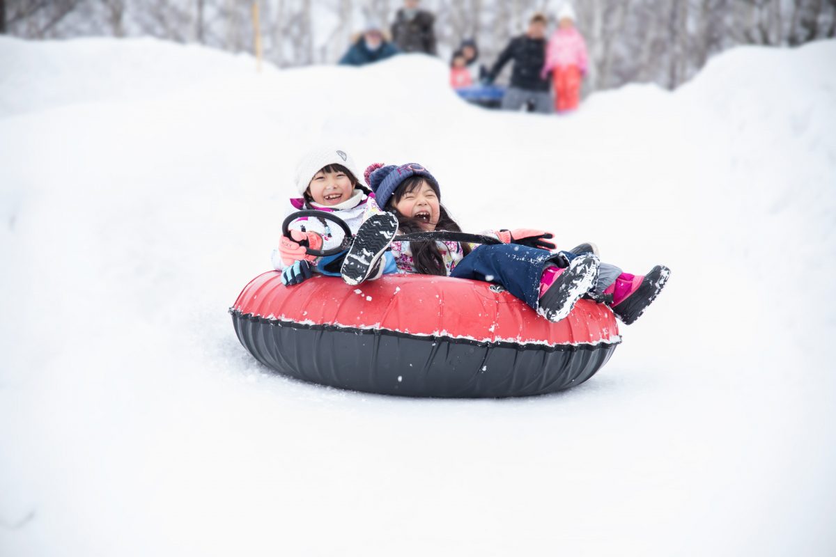 札幌の雪遊び、子どもも大人も旅行者も誰でも楽しめる。
